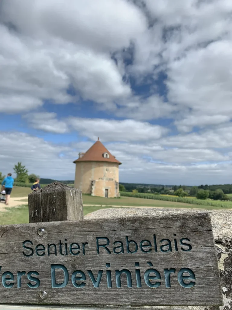 Le sentier Rabelais serpente entre les vignobles de Chinon et les douces collines environnante